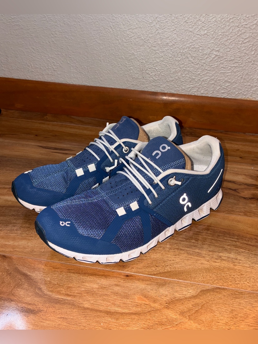 On Cloud 5 Women’s Athletic Running Shoe Sneakers, blue denim/ white- size 7.5